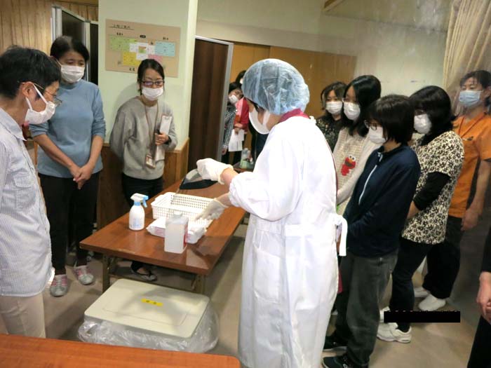 流しそうめん、パンケーキ作りなどやります。また月に一度市内の和菓子店が出張販売に来ます。