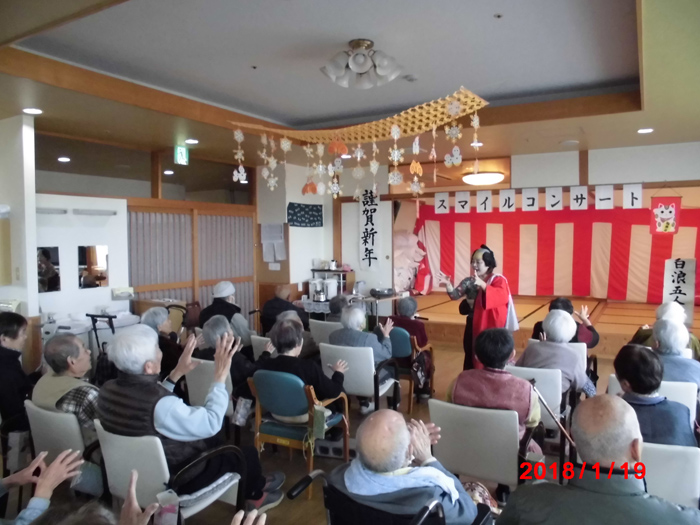 新年会。このほかにも随時ボランティアの方が来てくださいり楽しませてくれます。