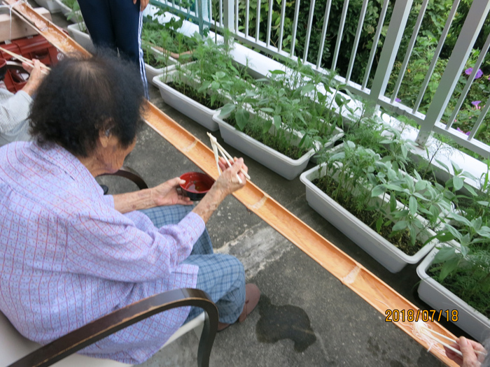 流しそうめん、パンケーキ作りなどやります。また月に一度市内の和菓子店が出張販売に来ます。
