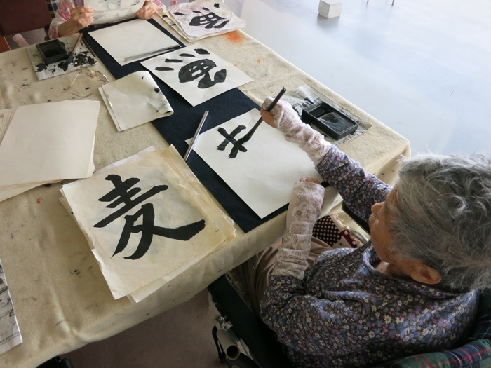 習字をはじめ、ボーリング、カラオケ、輪投げなどいろいろな事をやって楽しみを増やしています。